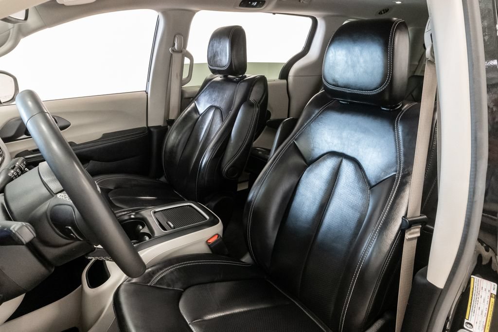 Used 2023 Chrysler Pacifica Touring-L FWD image 9