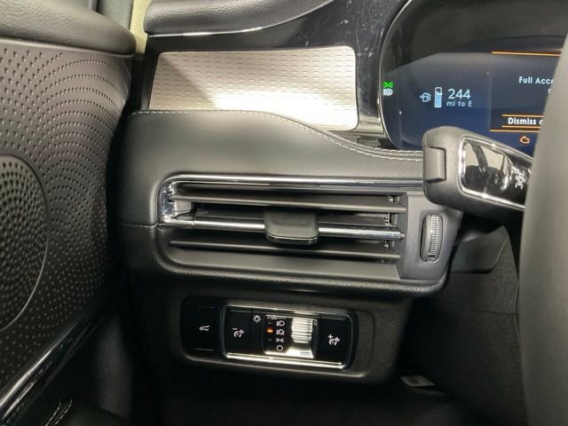 Used 2025 Lincoln Corsair Reserve AWD/4WD image 27