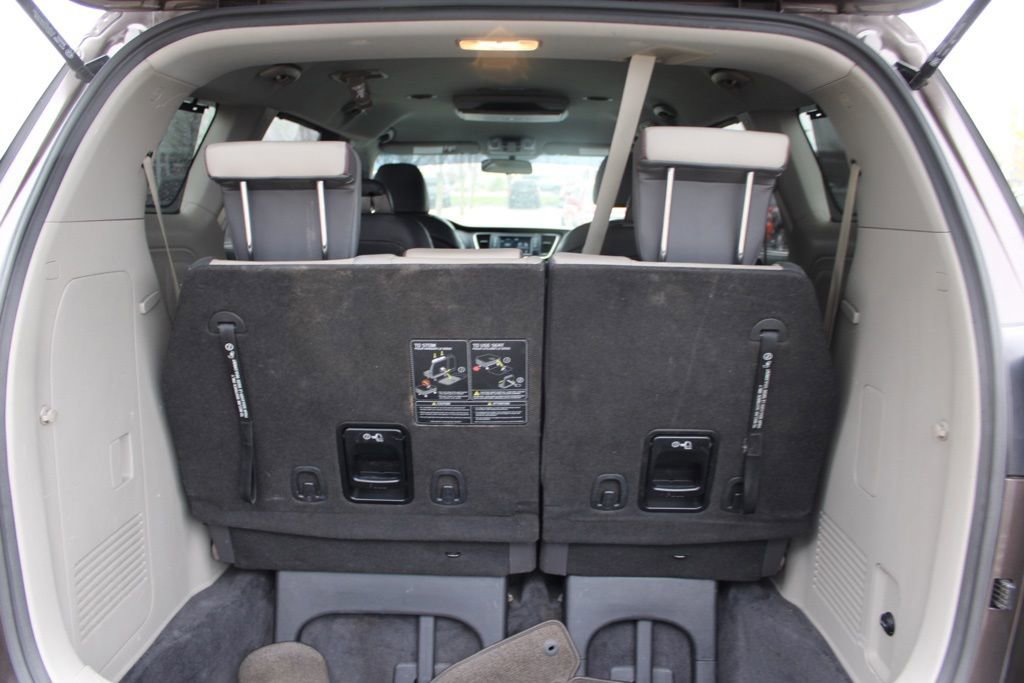 Used 2017 Kia Sedona LX w/ LX Essentials Premium Package image 10