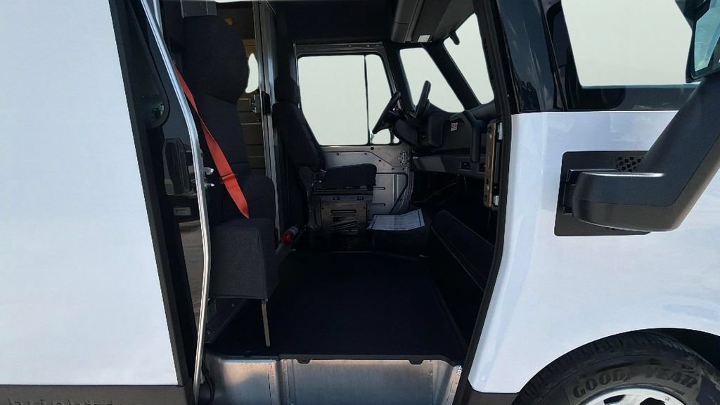 Used 2024 Chevrolet Brightdrop 400 w/ Commercial Equipment Package AWD/4WD image 32