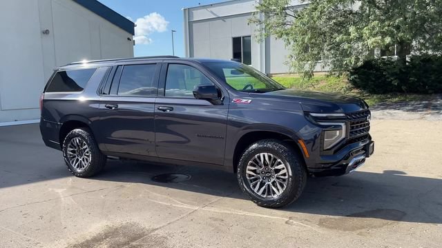 Used 2025 Chevrolet Suburban Z71 AWD/4WD image 2