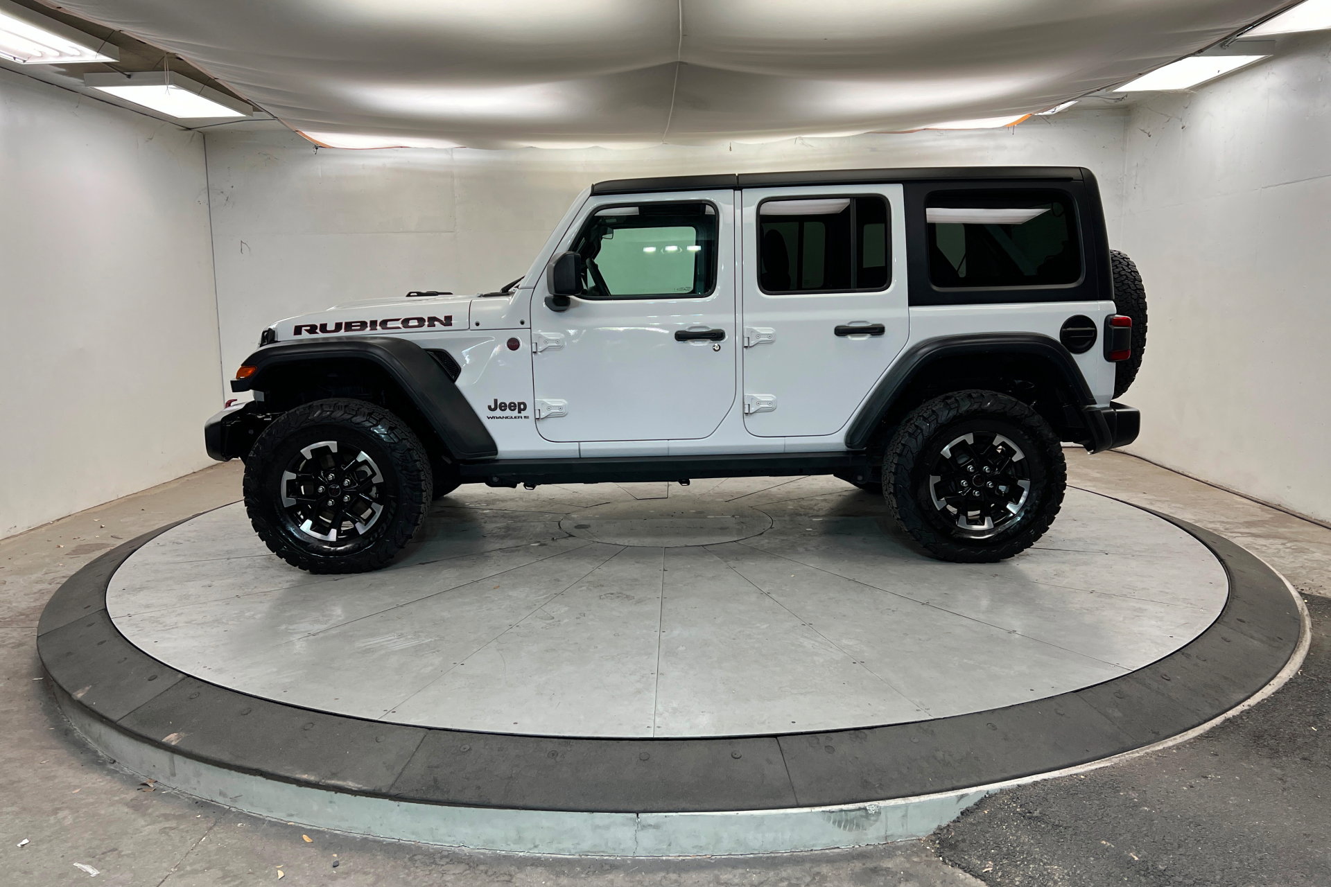 Used 2025 Jeep Wrangler Unlimited Rubicon image 2