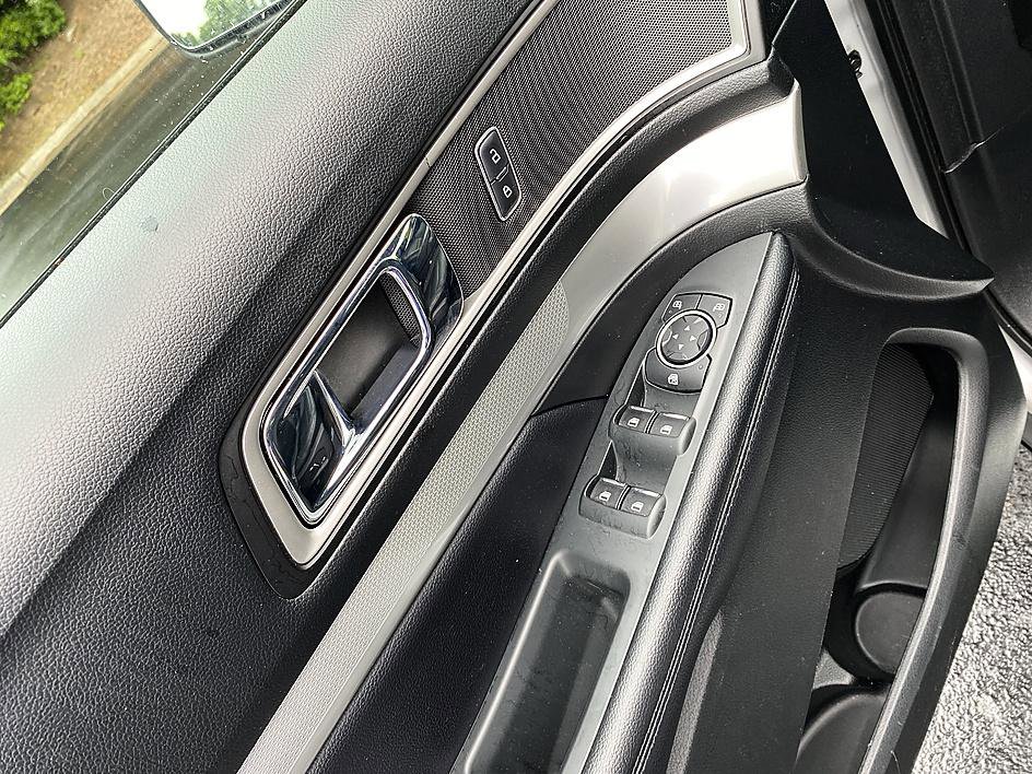 Used 2016 Ford Explorer XLT w/ Equipment Group 202A FWD image 10