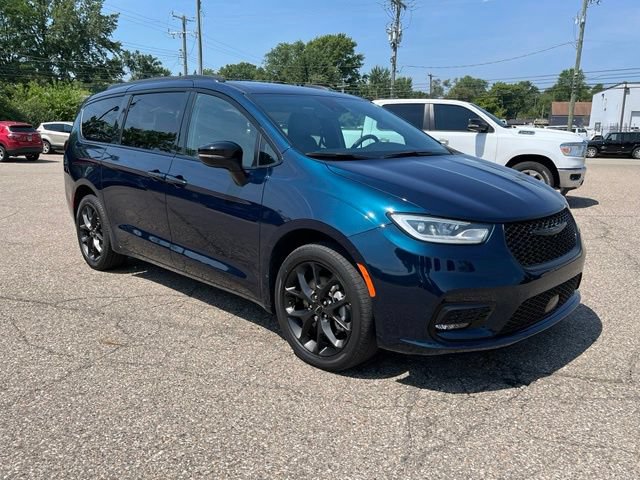 Used 2023 Chrysler Pacifica Limited w/ S Appearance Package AWD/4WD image 7