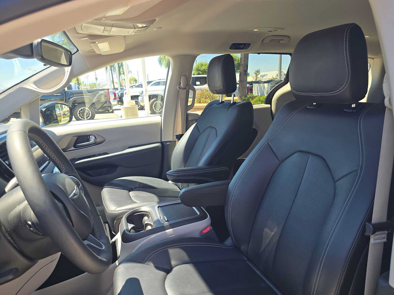 Used 2024 Chrysler Pacifica Touring-L FWD image 23