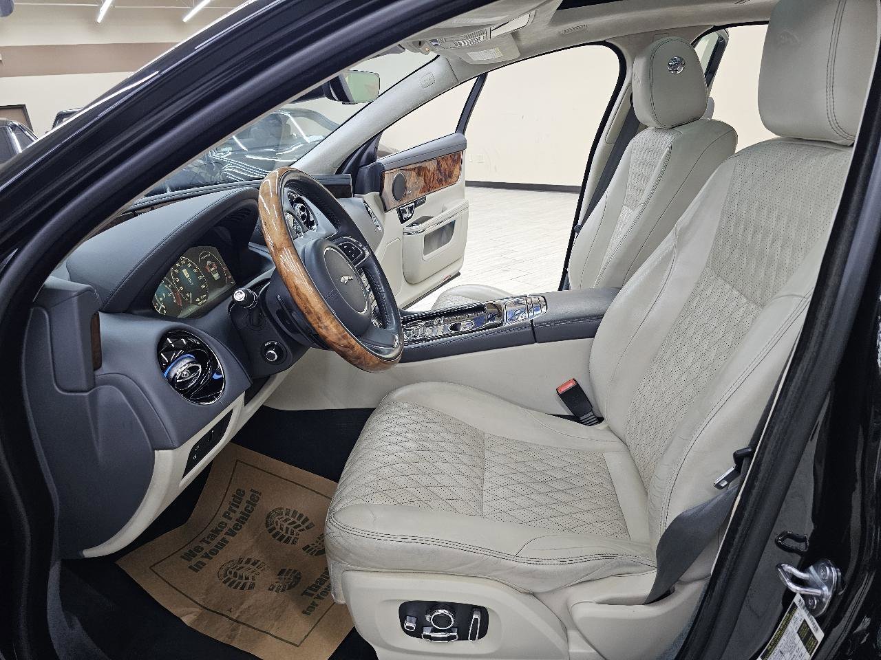 Used 2019 Jaguar XJ L Supercharged RWD image 17