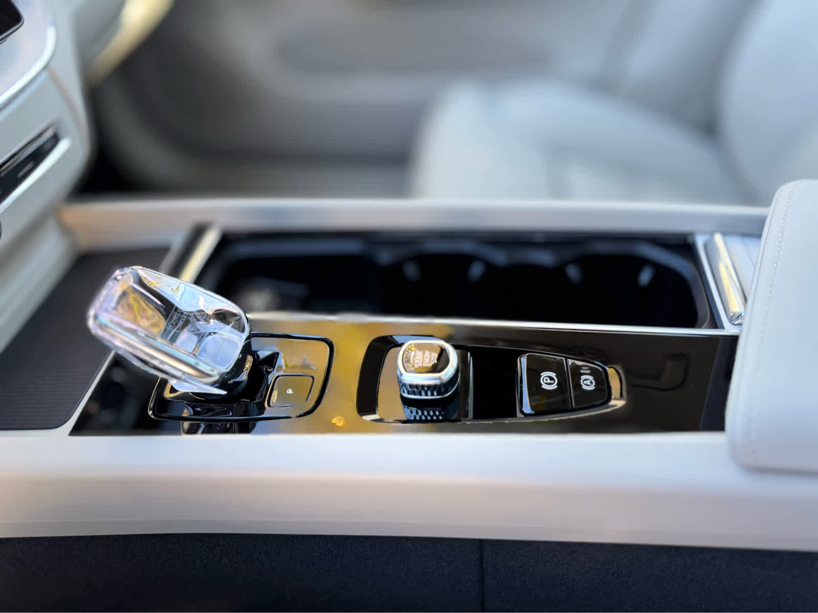 New 2026 Volvo XC60 B5 Ultra w/ Protection Package Premier image 18