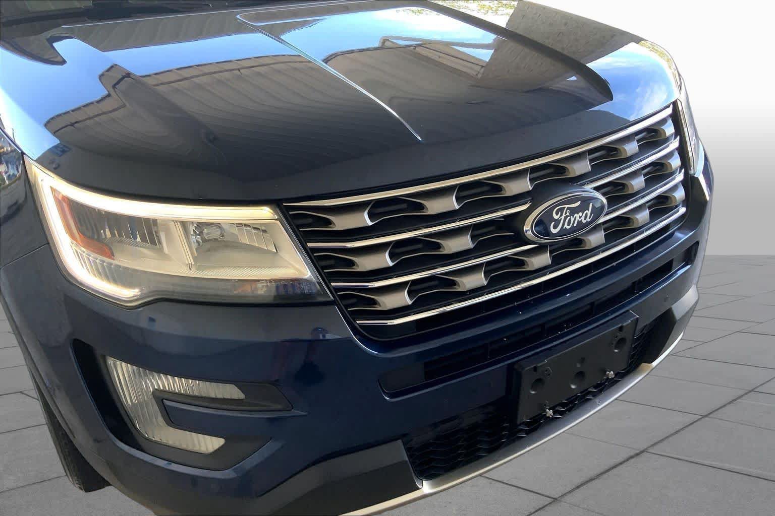 Used 2017 Ford Explorer XLT w/ Equipment Group 202A FWD image 29