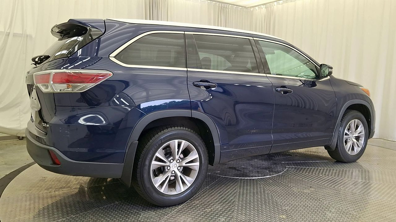 Used 2015 Toyota Highlander XLE AWD/4WD image 4