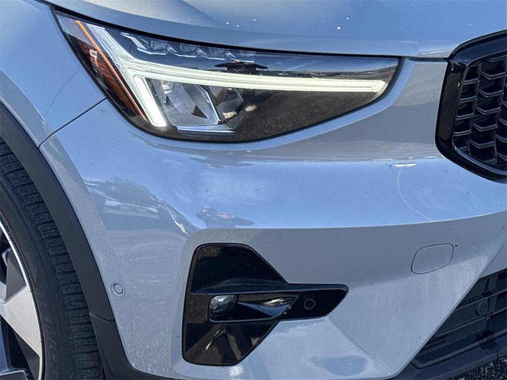 Used 2024 Volvo XC40 B5 Plus image 2