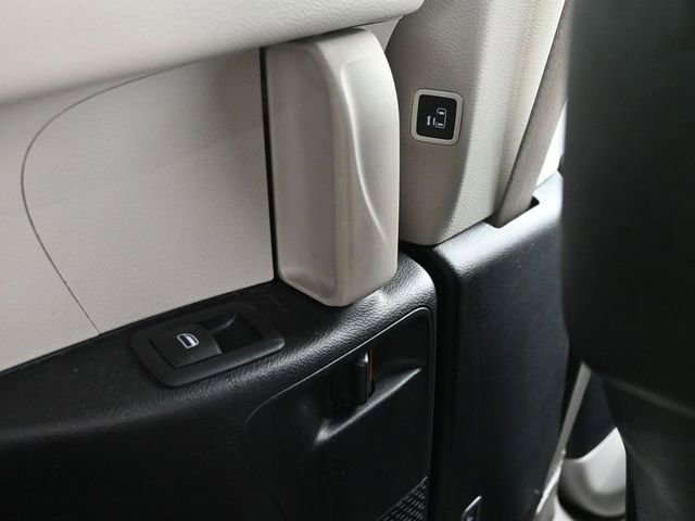 Used 2023 Chrysler Pacifica Touring-L image 26