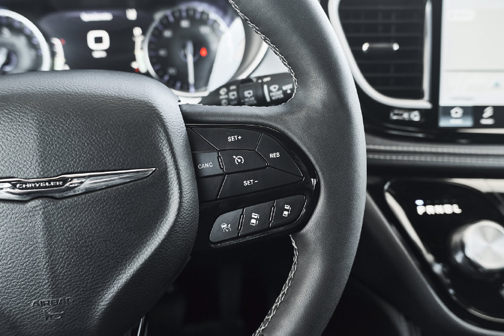 Used 2025 Chrysler Pacifica Limited FWD image 27