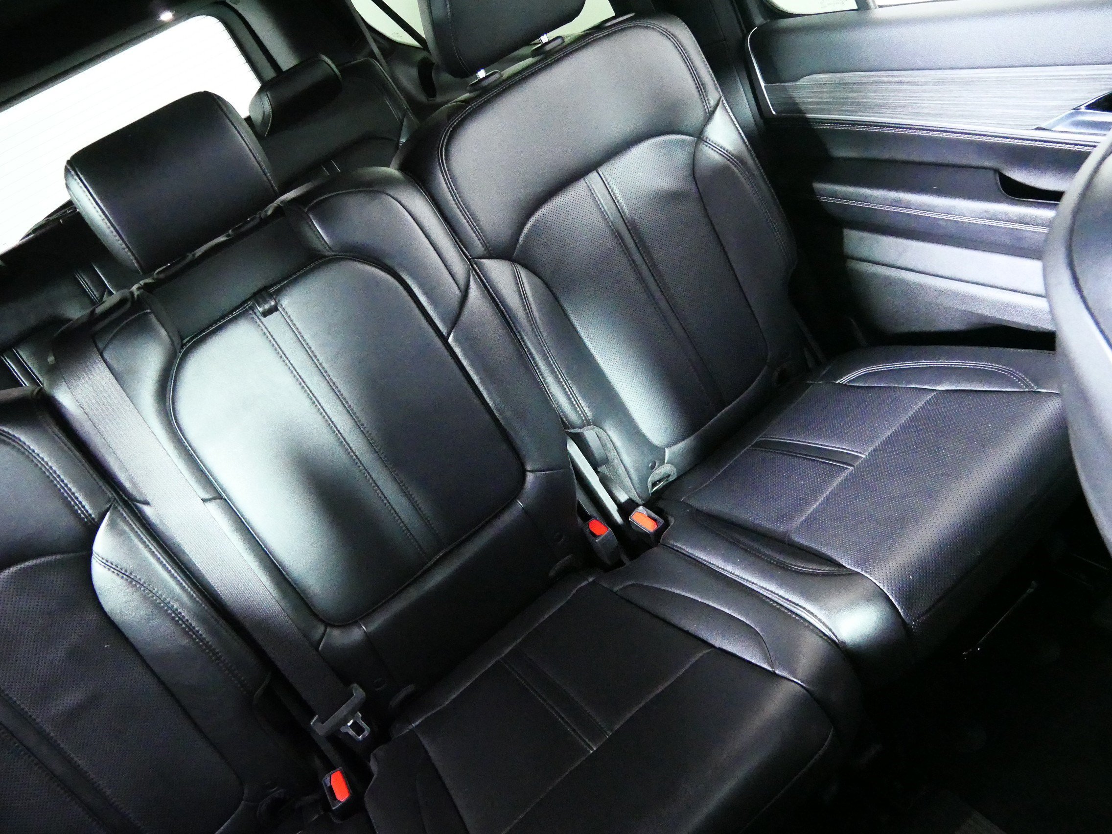 Used 2023 Jeep Wagoneer L Series II AWD/4WD image 14