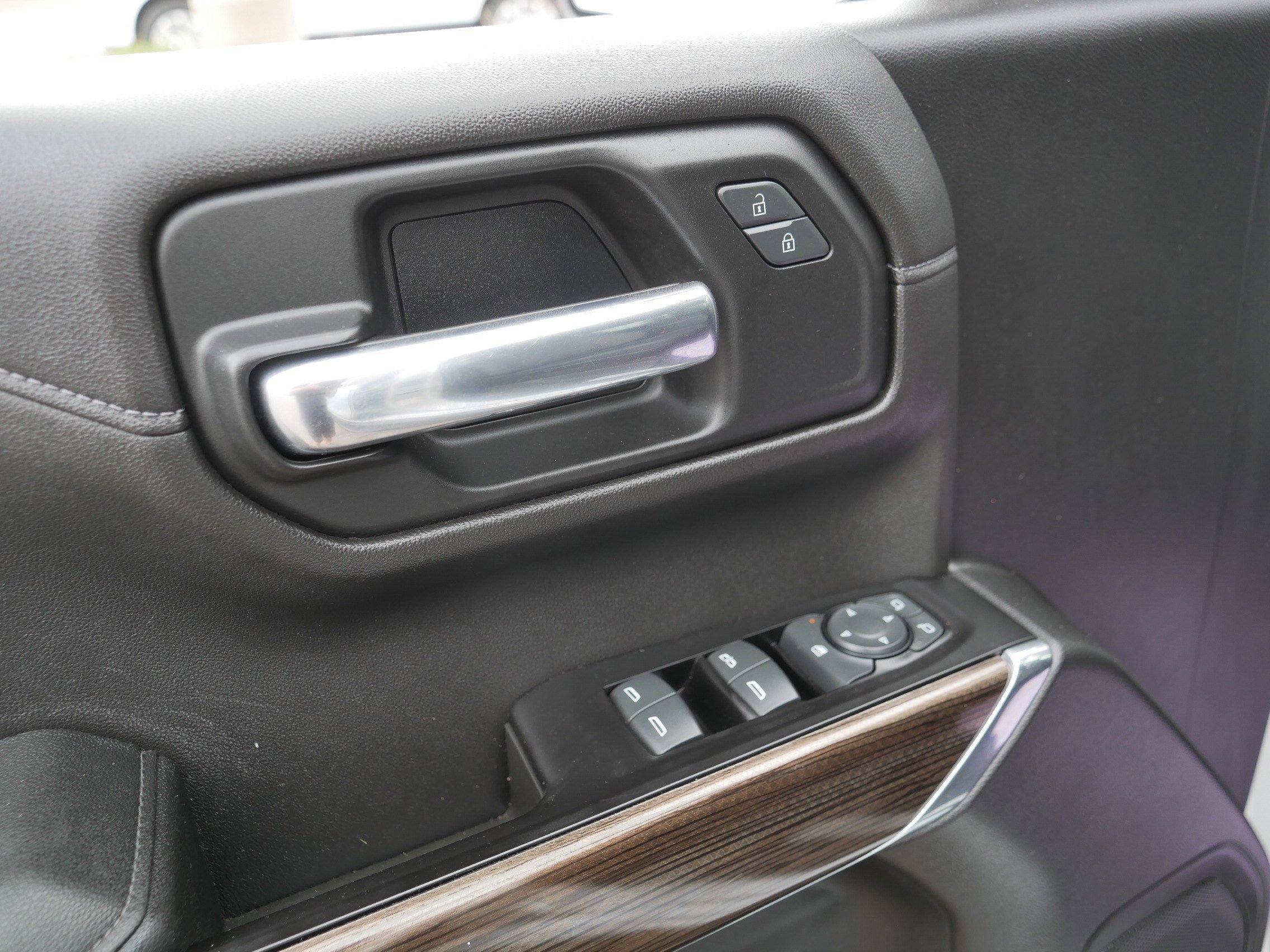 Used 2019 Chevrolet Silverado 1500 LT Trail Boss w/ Convenience Package AWD/4WD image 19