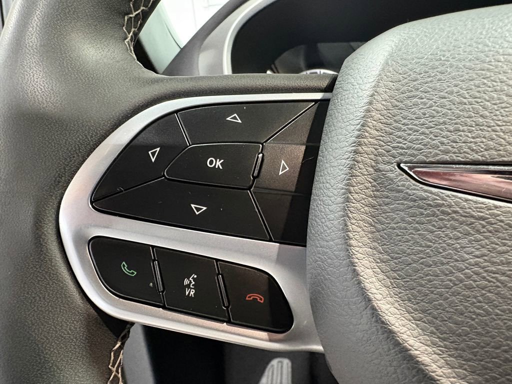 Used 2025 Chrysler Pacifica Select image 29