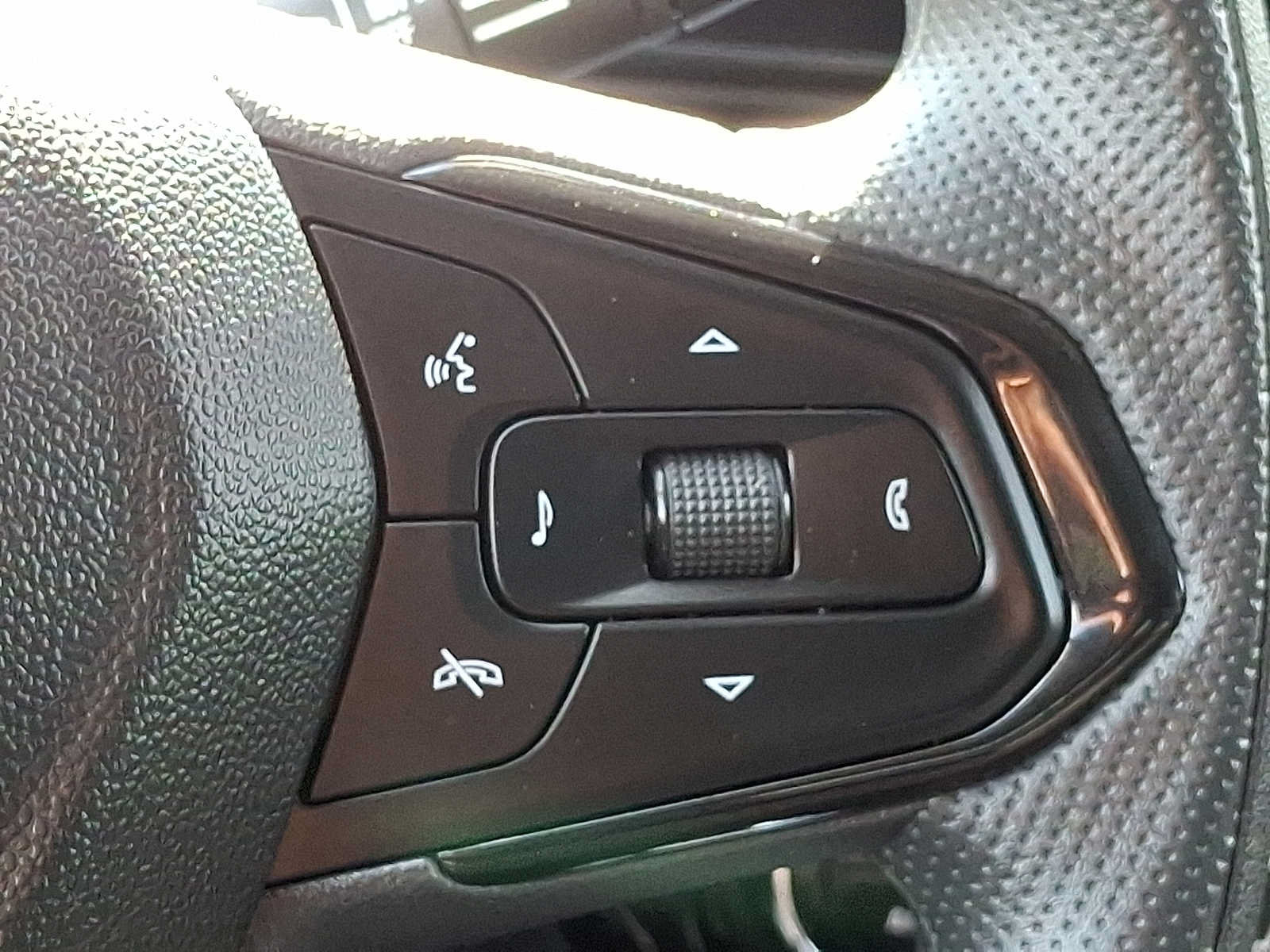 Used 2024 Chevrolet Trax LT FWD image 21