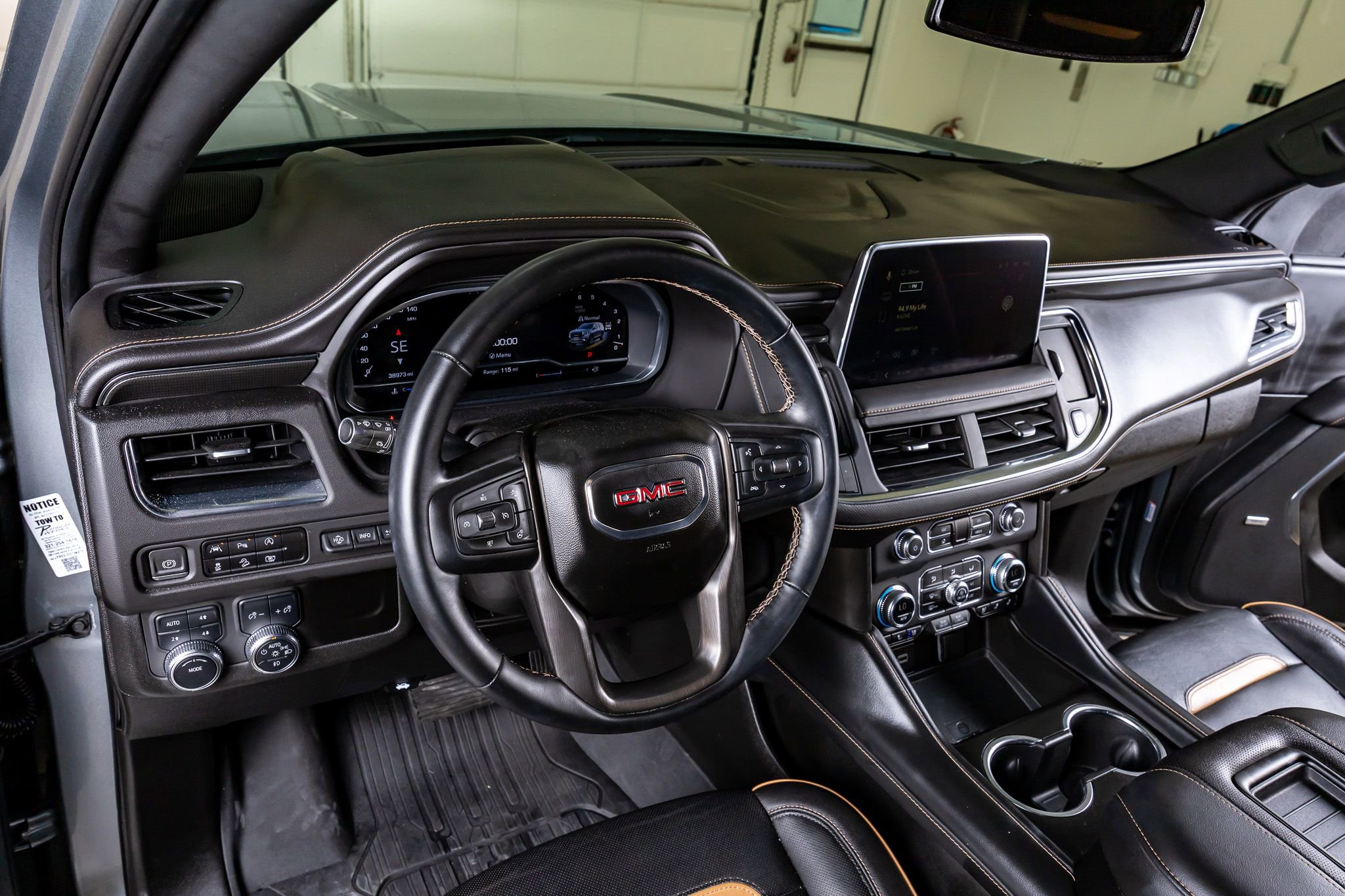 Used 2023 GMC Yukon AT4 w/ Technology Package AWD/4WD image 16
