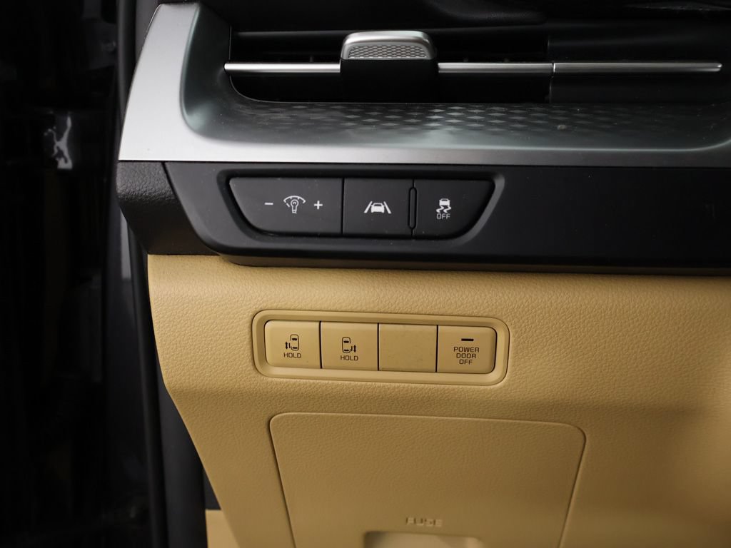 Used 2023 Kia Carnival LX FWD image 35