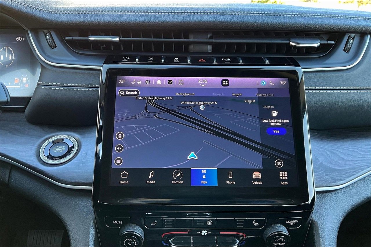 Used 2023 Jeep Grand Cherokee L Limited w/ Black Appearance Package image 12