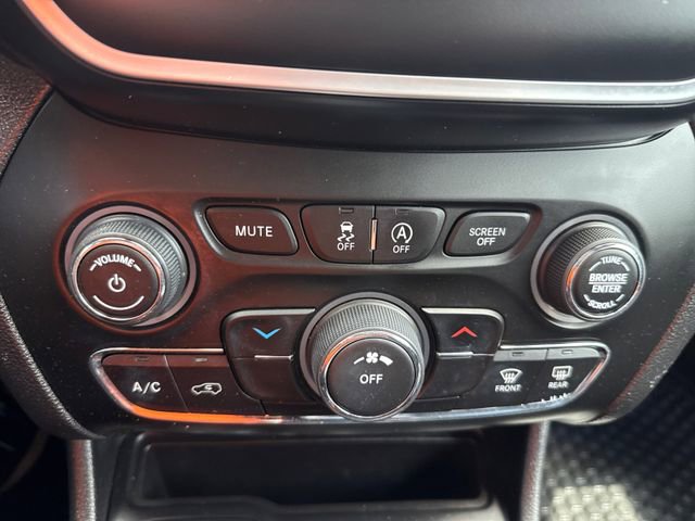Used 2019 Jeep Cherokee Latitude Plus w/ Cold Weather Group AWD/4WD image 24