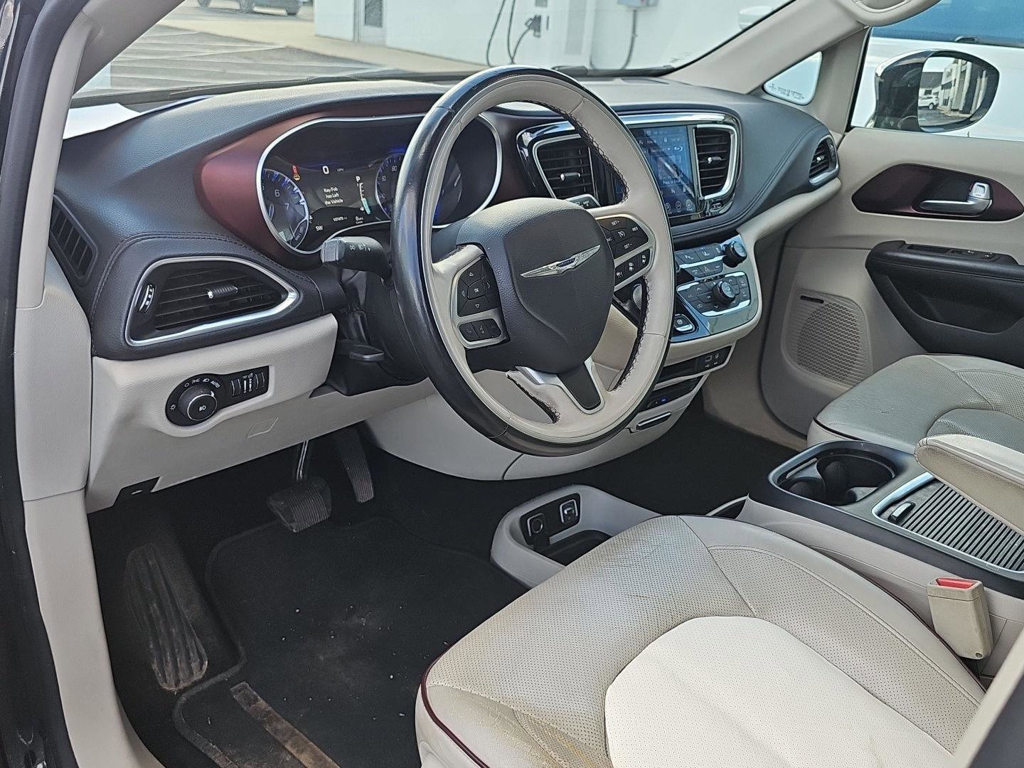 Used 2017 Chrysler Pacifica Limited FWD image 7
