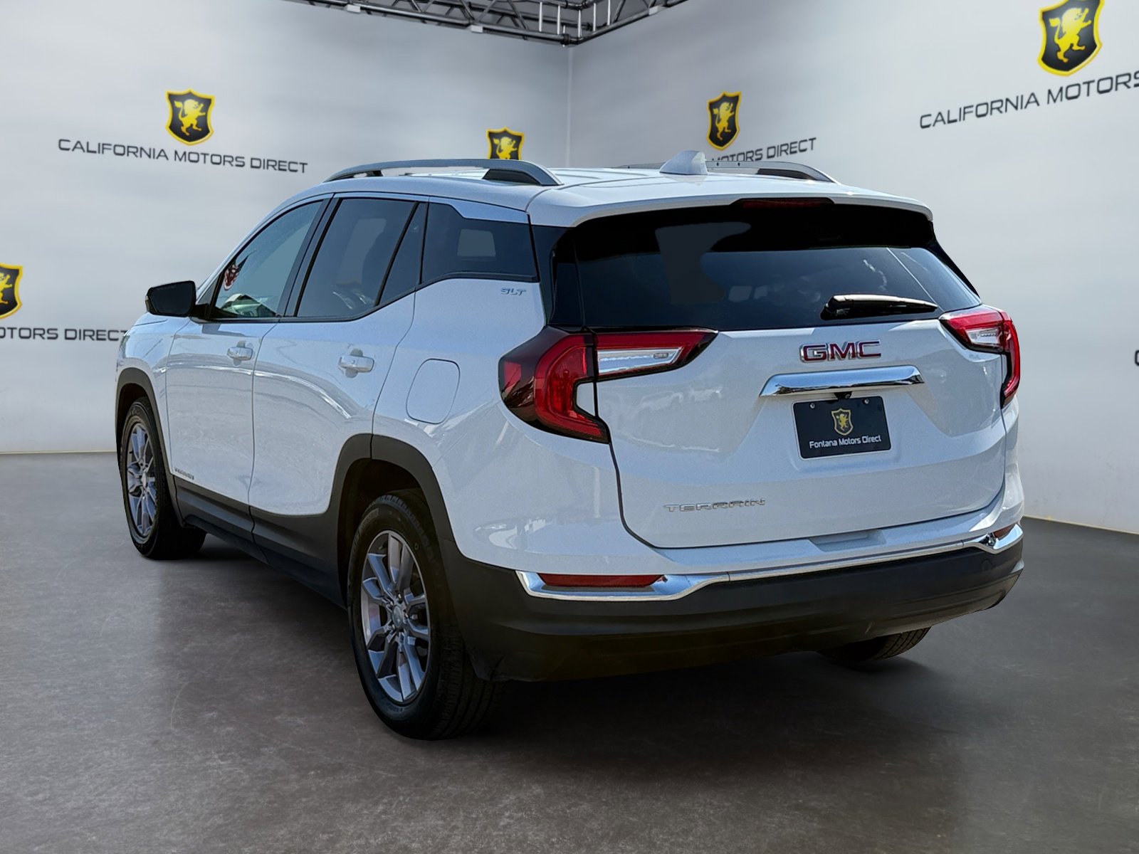 Used 2023 GMC Terrain SLT image 3