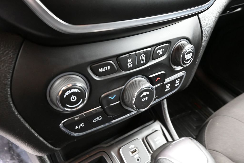 Used 2019 Jeep Cherokee Latitude w/ Popular Appearance Group FWD image 14