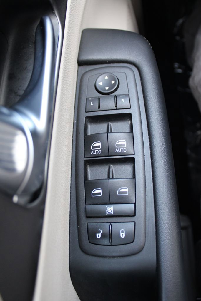 Used 2024 Chrysler Pacifica Select FWD image 23