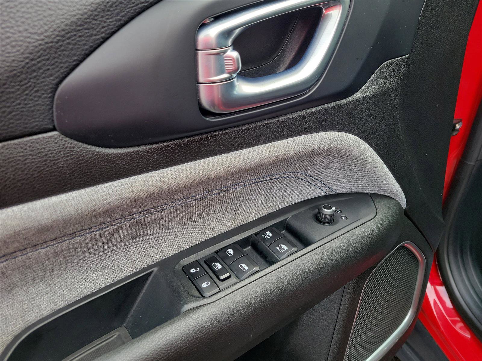 Used 2024 Jeep Compass Latitude AWD/4WD image 19