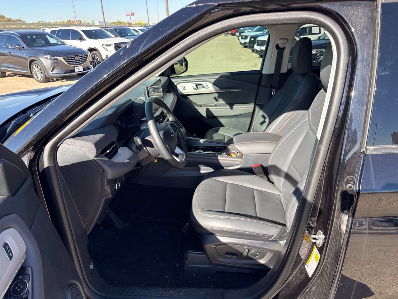 Used 2025 Ford Explorer Active w/ Active Comfort Package RWD image 19