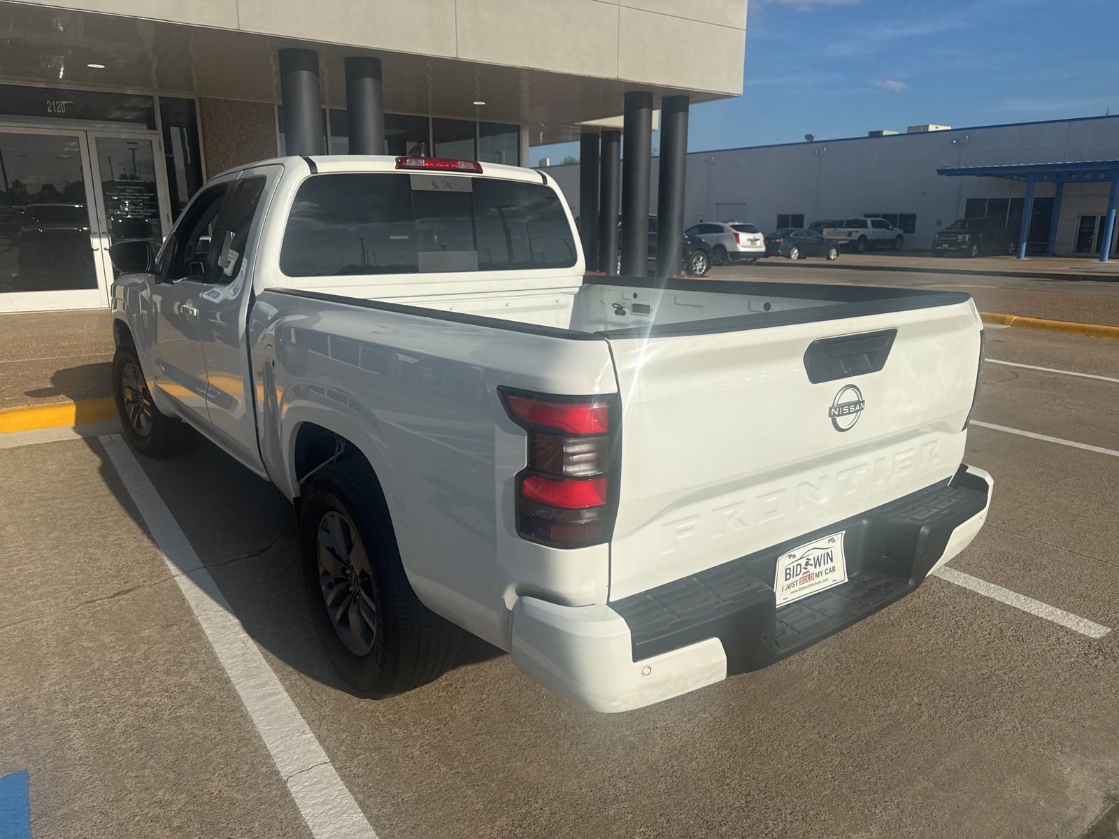 Used 2025 Nissan Frontier SV image 3