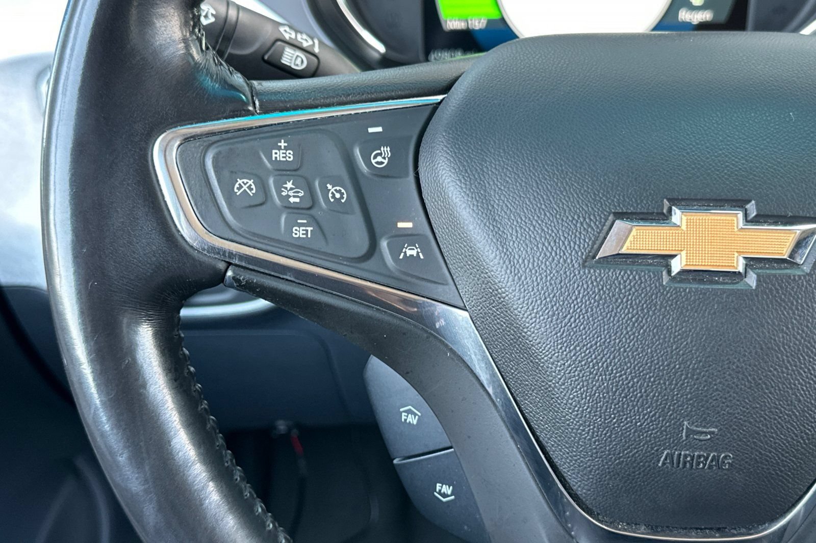 Used 2020 Chevrolet Bolt Premier w/ Infotainment Package FWD image 30