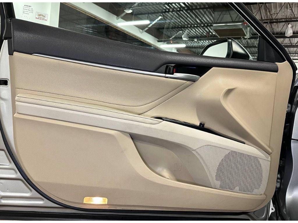 Used 2018 Toyota Camry XLE FWD image 18