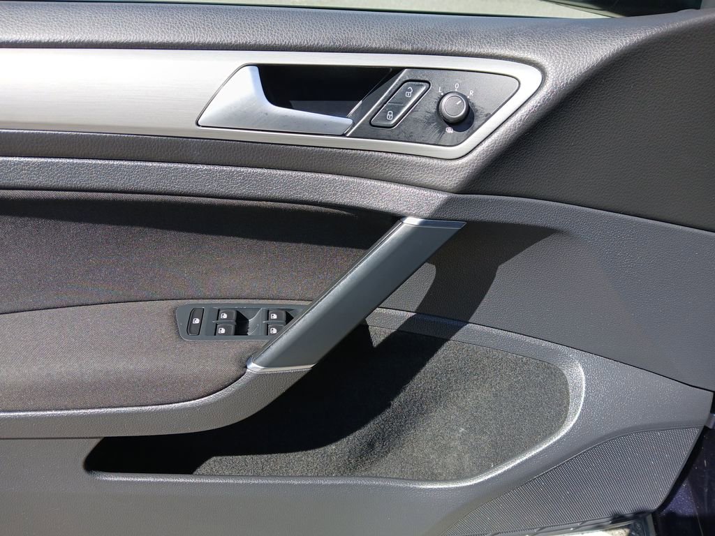 Used 2016 Volkswagen Golf S image 21