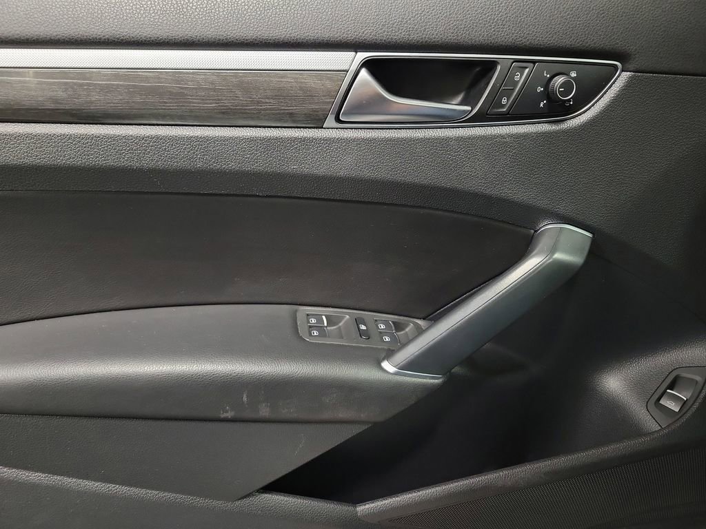 Used 2017 Volkswagen Passat 1.8T SEL Premium image 22