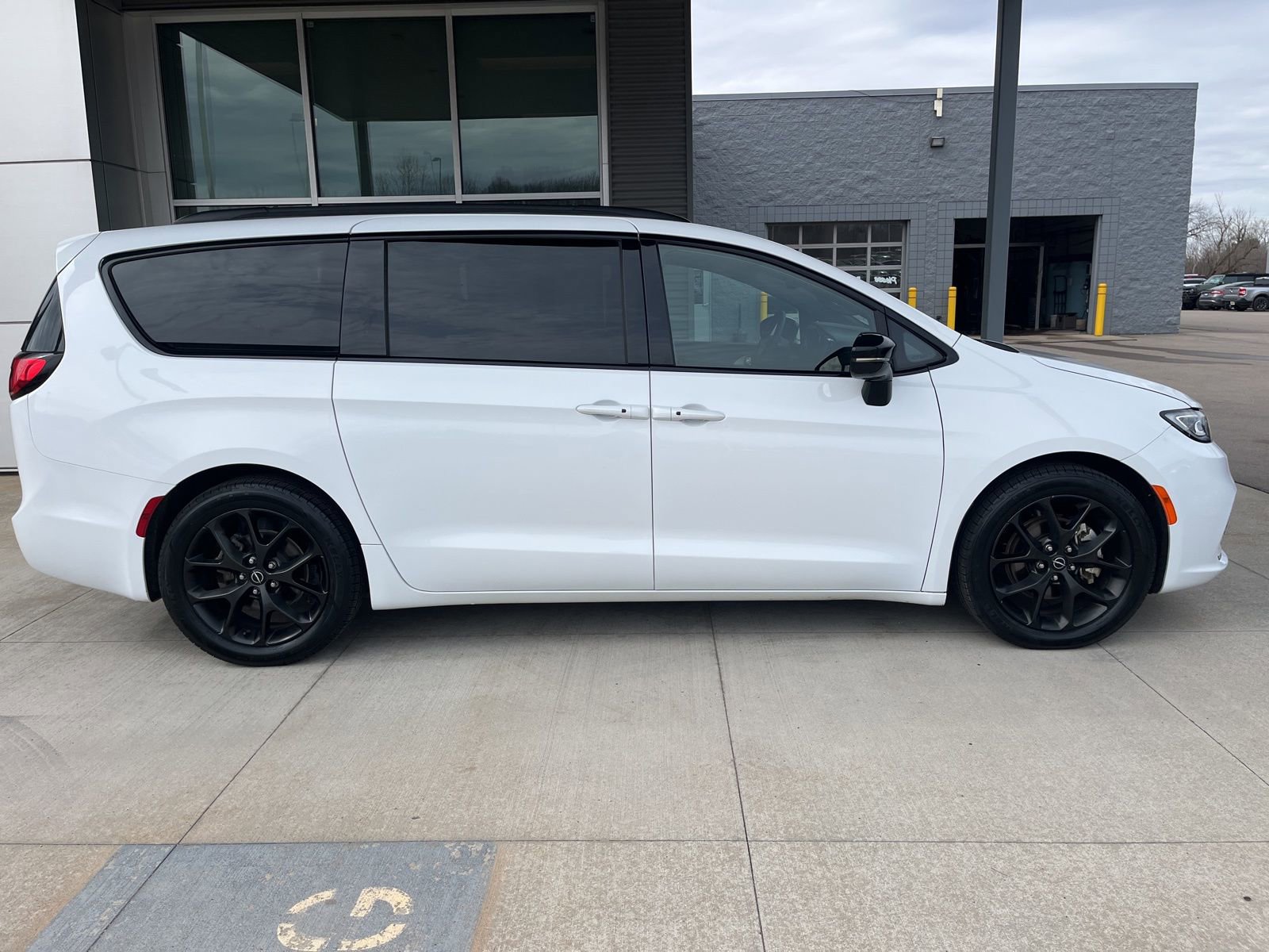 Used 2025 Chrysler Pacifica Limited image 6
