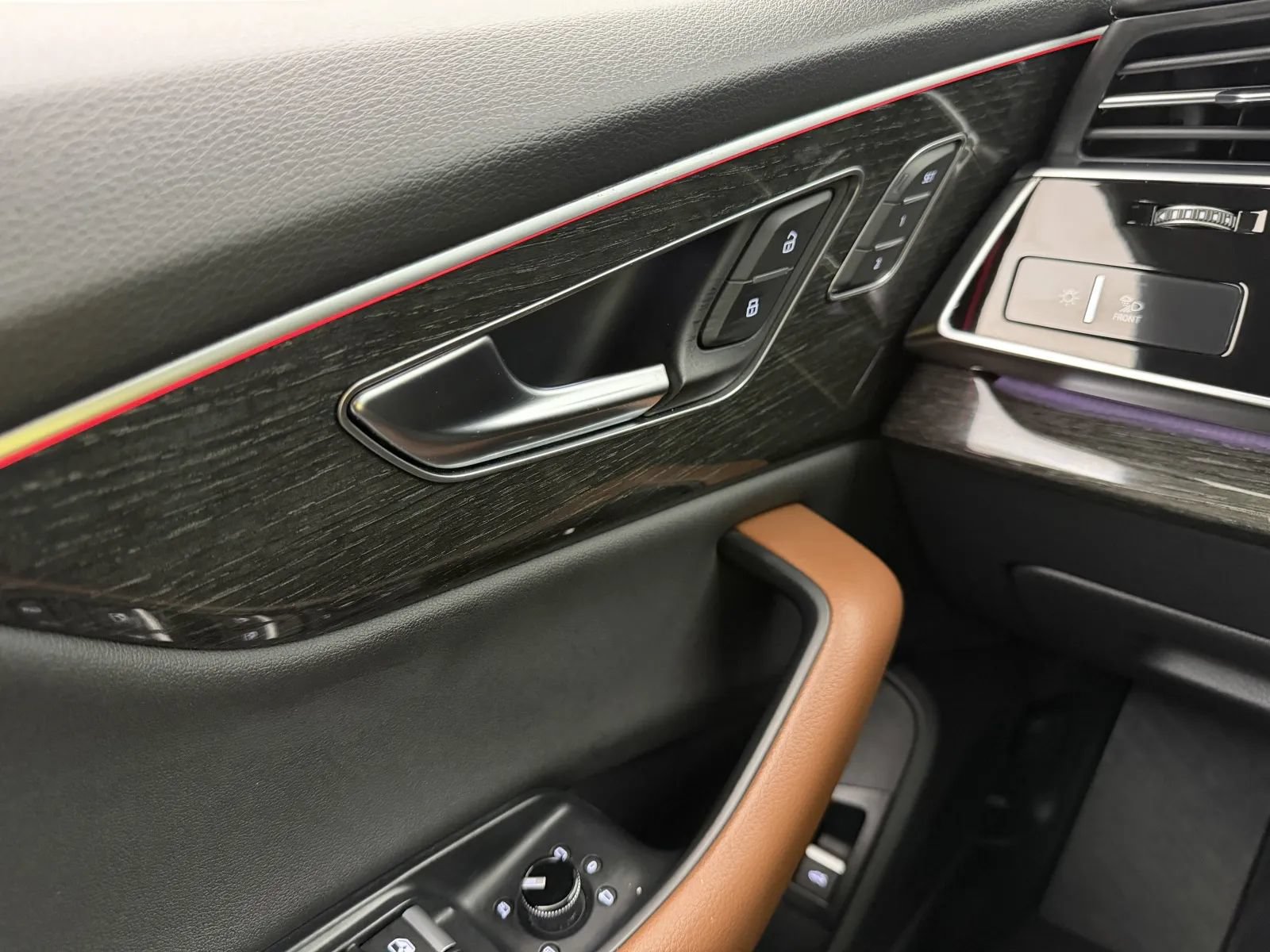 Used 2022 Audi Q8 Prestige AWD/4WD image 16
