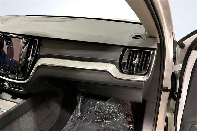 Certified 2024 Volvo V60 B5 Cross Country Ultimate w/ Protection Package Premier image 18