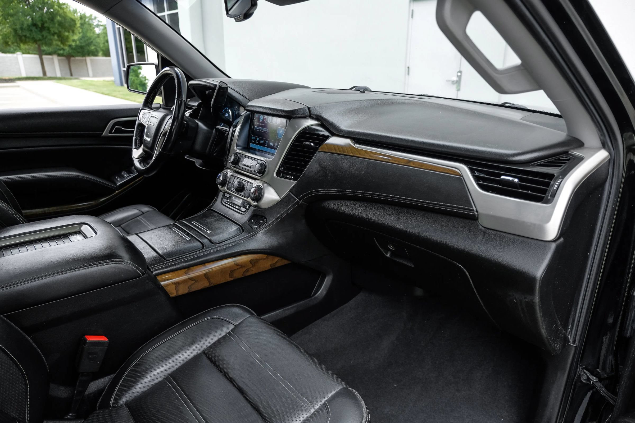 Used 2019 GMC Yukon Denali w/ Denali Ultimate Black Edition AWD/4WD image 21