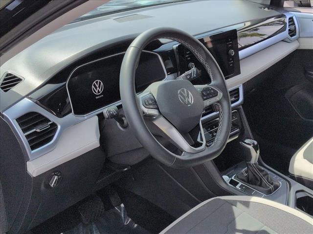 Used 2025 Volkswagen Taos SE w/ Panoramic Sunroof Package FWD image 10