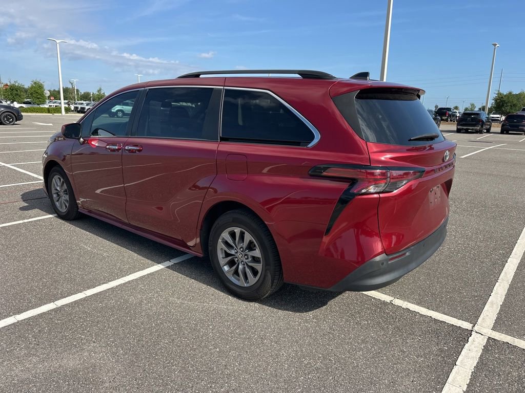 Used 2021 Toyota Sienna XLE FWD image 12