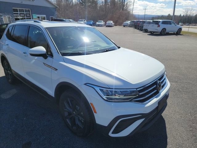 Used 2024 Volkswagen Tiguan SE w/ Panoramic Sunroof Package image 5