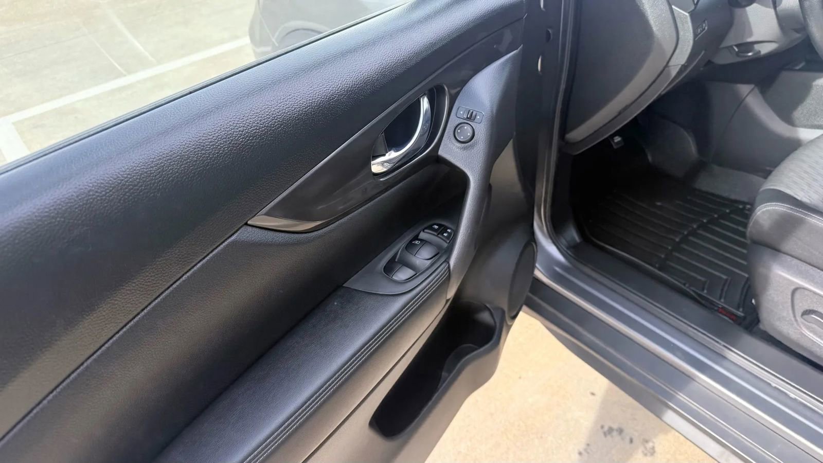 Used 2020 Nissan Rogue SV image 9