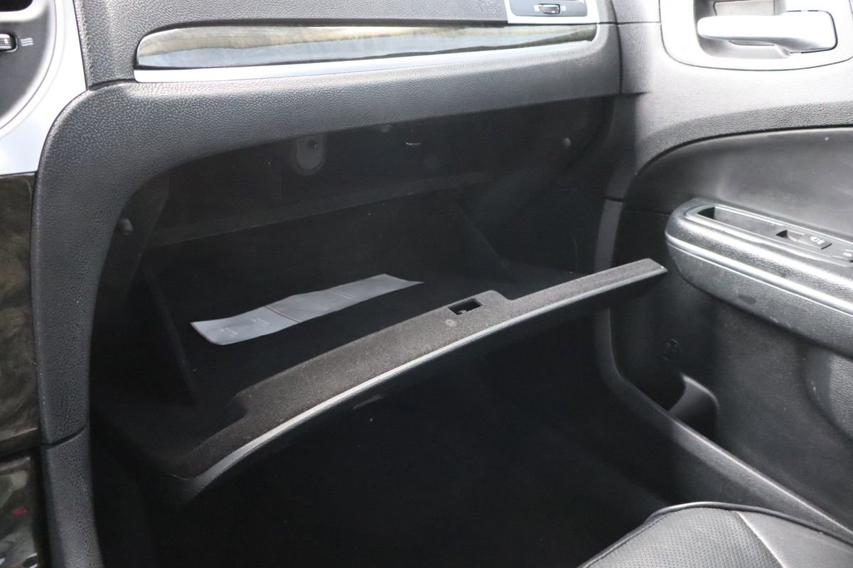 Used 2016 Chrysler 300 C image 36