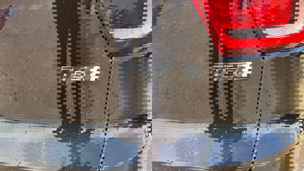 Used 2021 Volvo XC40 T5 R-Design w/ Climate Package image 13