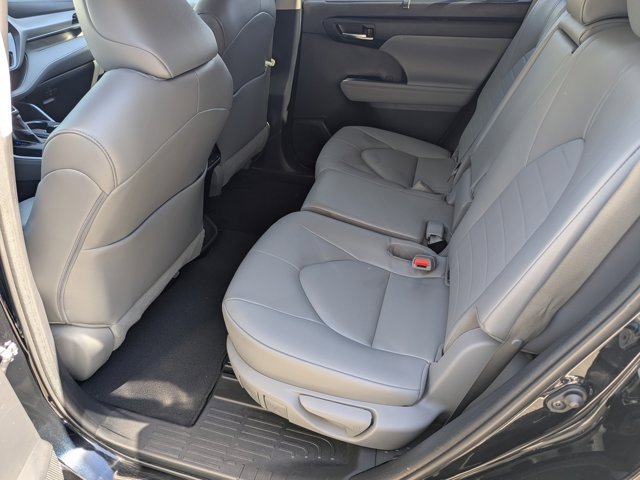 Used 2023 Toyota Highlander XLE image 18