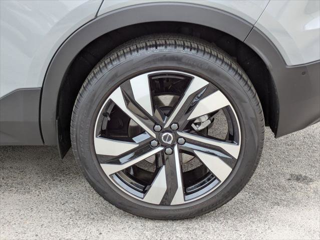 Used 2025 Volvo XC40 B5 Ultra w/ Climate Package image 9