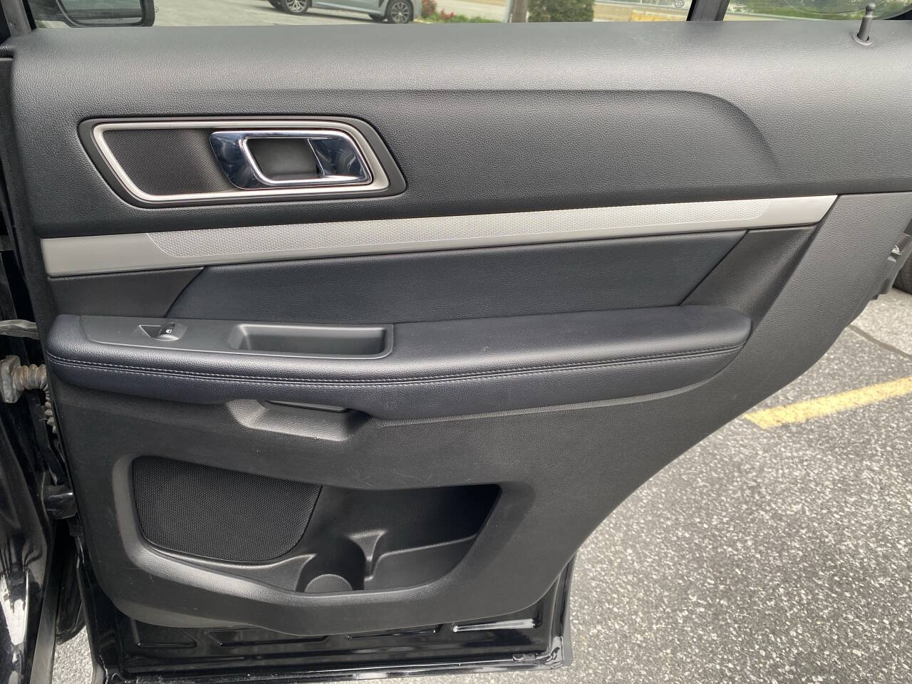 Used 2017 Ford Explorer XLT w/ Equipment Group 202A AWD/4WD image 21