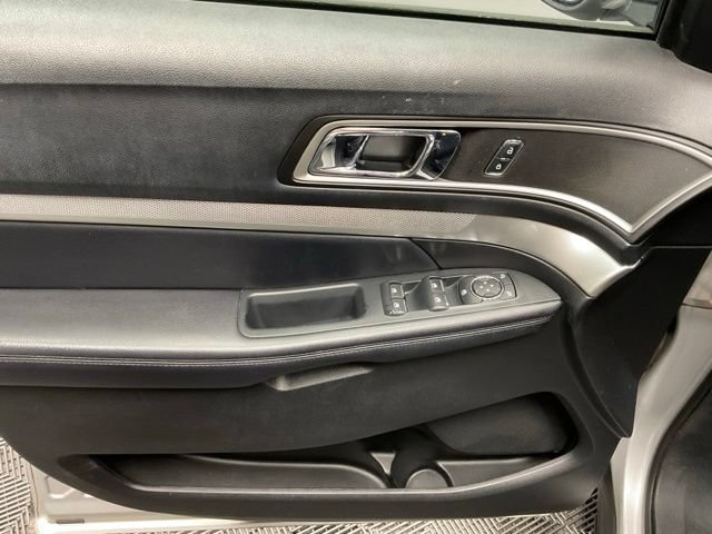 Used 2017 Ford Explorer XLT w/ Equipment Group 202A AWD/4WD image 14