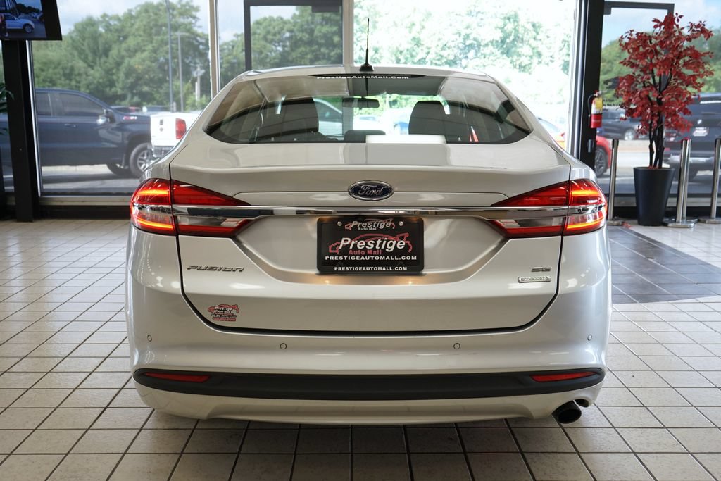 Used 2018 Ford Fusion SE w/ Fusion SE Technology Package FWD image 16